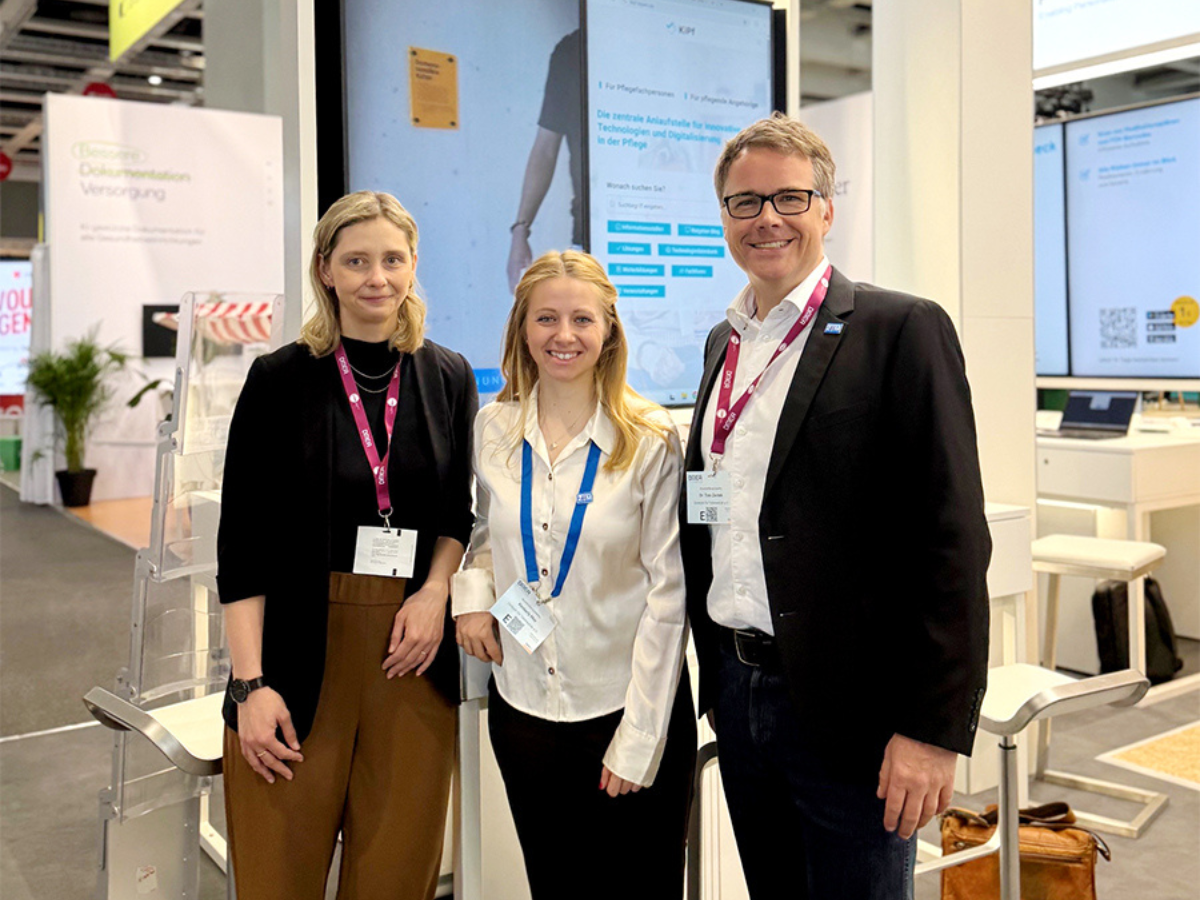 Unser Team am Bayern Pavillon auf der DMEA 2026