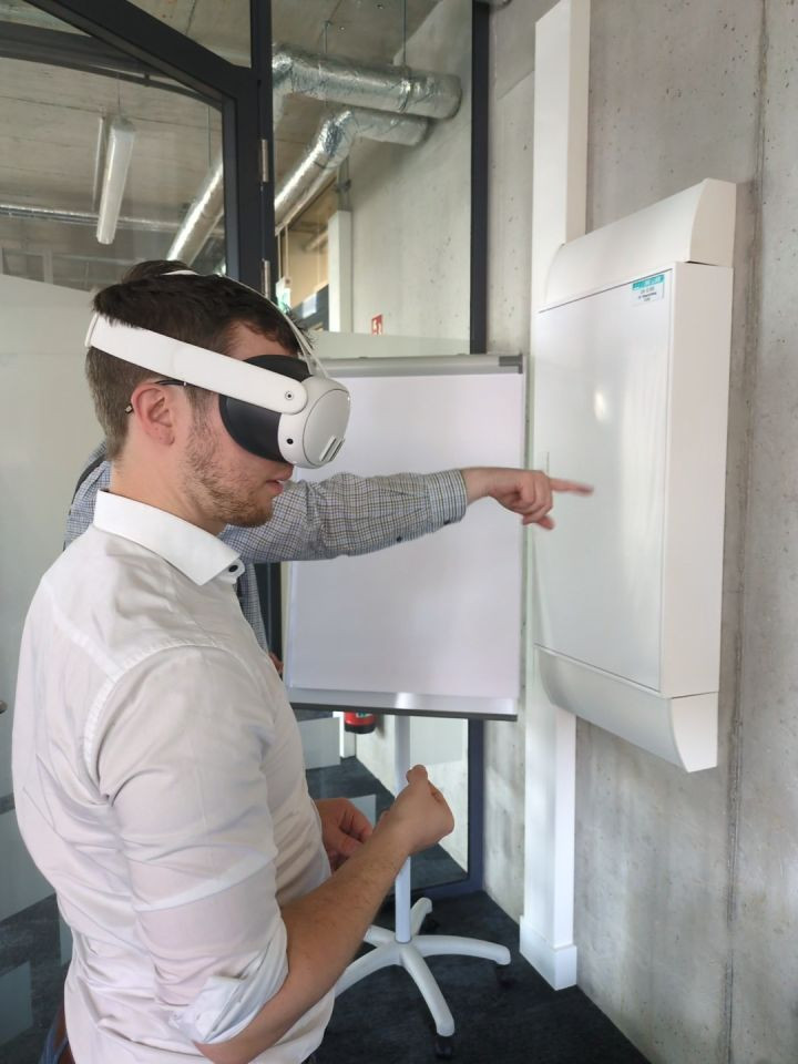 Eine männliche Person trägt und testet die meta quest Brille.