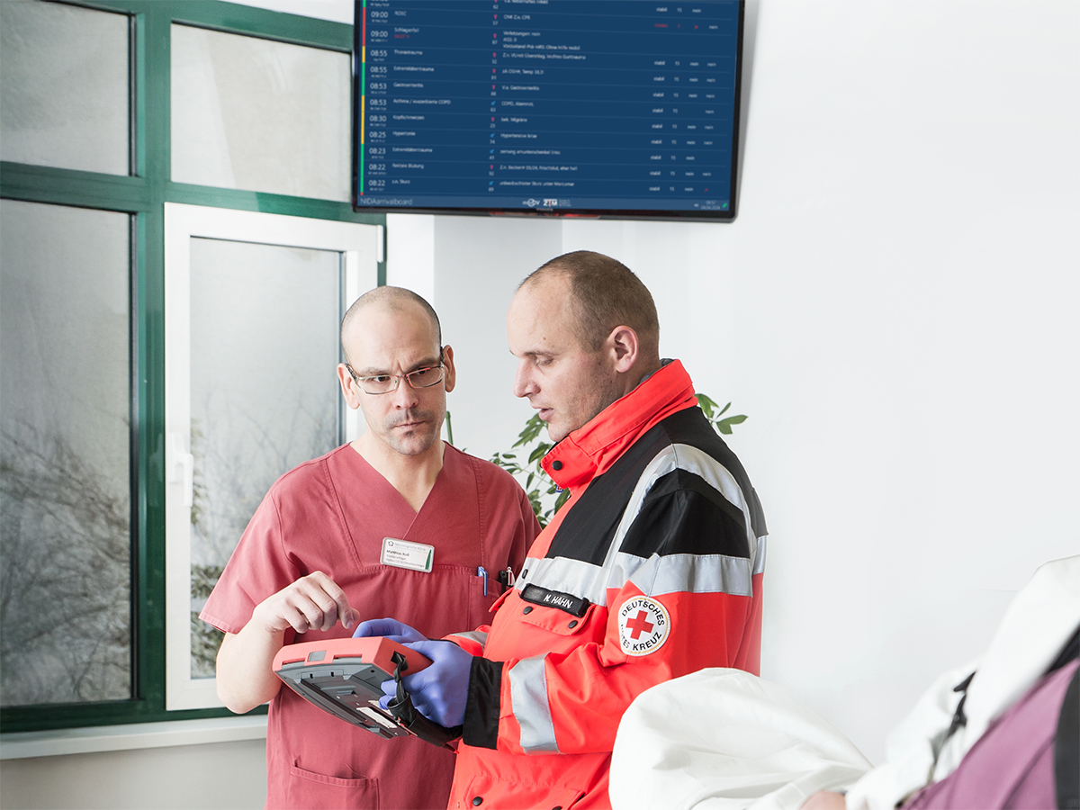 Arzt und Pflegefachkraft schauen auf Monitor